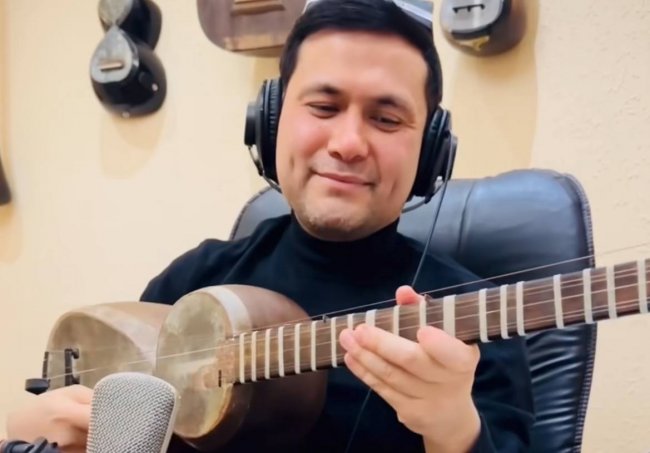 Музыкант Шерзод Эргашев сыграл песню «Пыяла» на узбекском инструменте