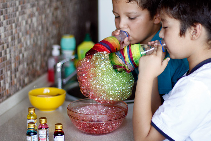 Как сделать мыльные пузыри в домашних условиях — три простых рецепта