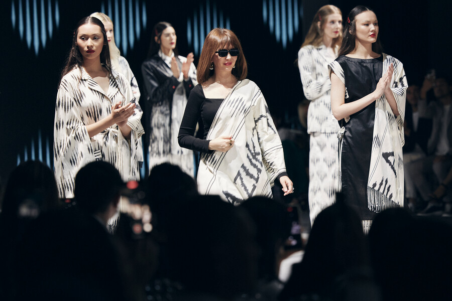 Показ коллекции Камолы Рустамовой для бренда Azukar Moreno на Visa Fashion Week Tashkent 2024