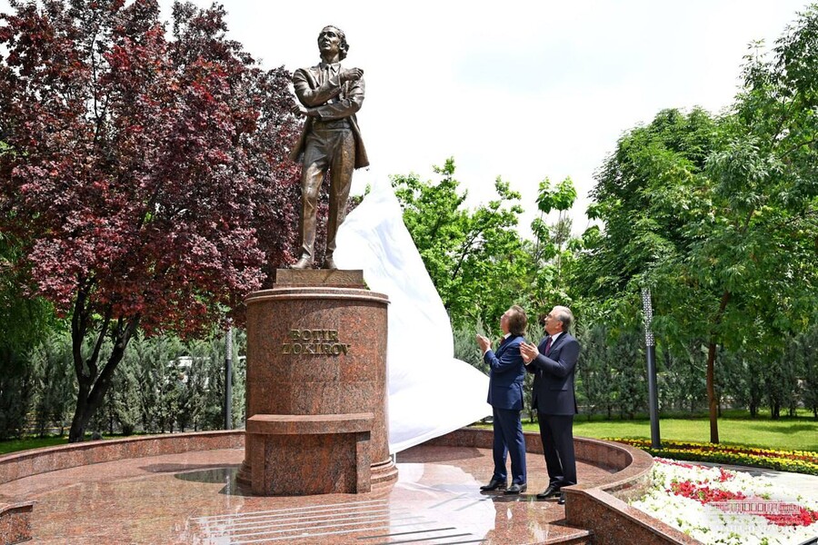 Памятник Батыру Закирову открыт в Ташкенте