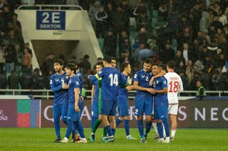 Futbol. Yomgʻirli kechada BAA taslim etilgan uchrashuvdan fotogalereya